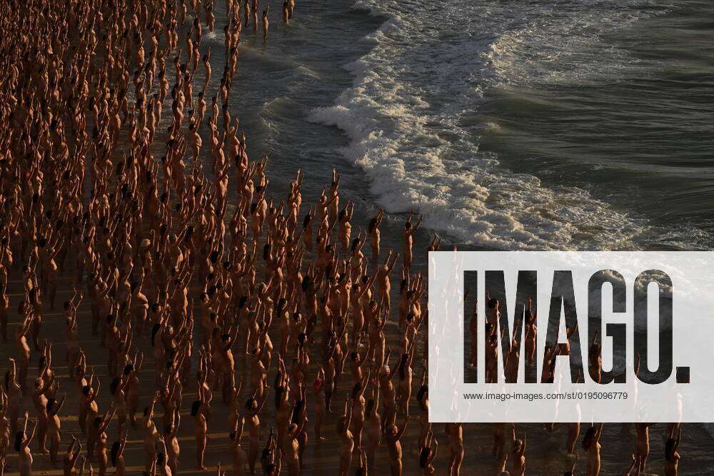 SPENCER TUNICK NUDE BEACH INSTALLATION SYDNEY Thousands Of People Stand Nude As Part Of An Install