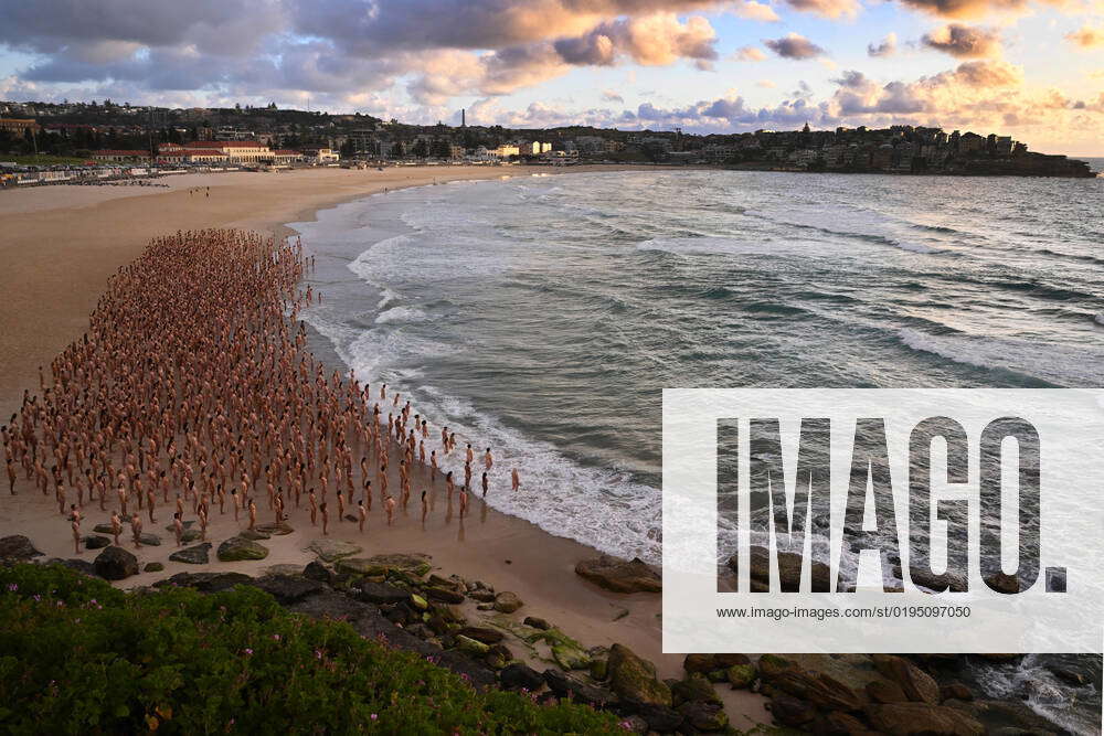 SPENCER TUNICK NUDE BEACH INSTALLATION SYDNEY Thousands Of People Stand Nude As Part Of An