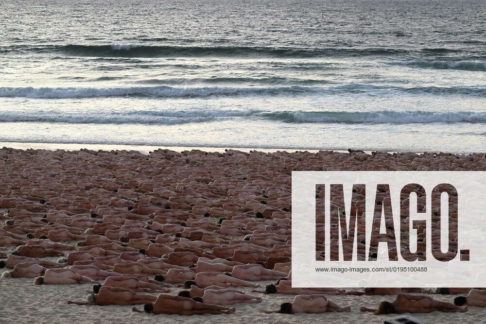Spencer Tunick Nude Beach Installation Sydney Thousands Of People Lay Nude As Part Of An 4449