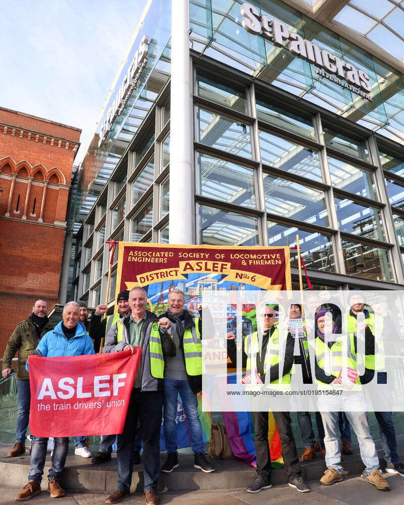 . 26 11 2022. London, United Kingdom. National Rail Strike. Picket line outside St Pancras station