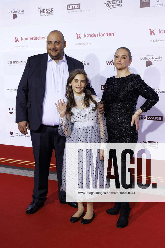 Singer Georgia Balke with her parents at the 18 Kinderlachen Gala 2022 ...