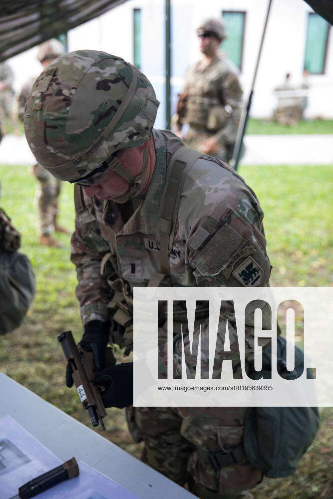 Bild Task Force First Lt. Liam McNeil, U.S. Army Southern European Task Force, Africa ...