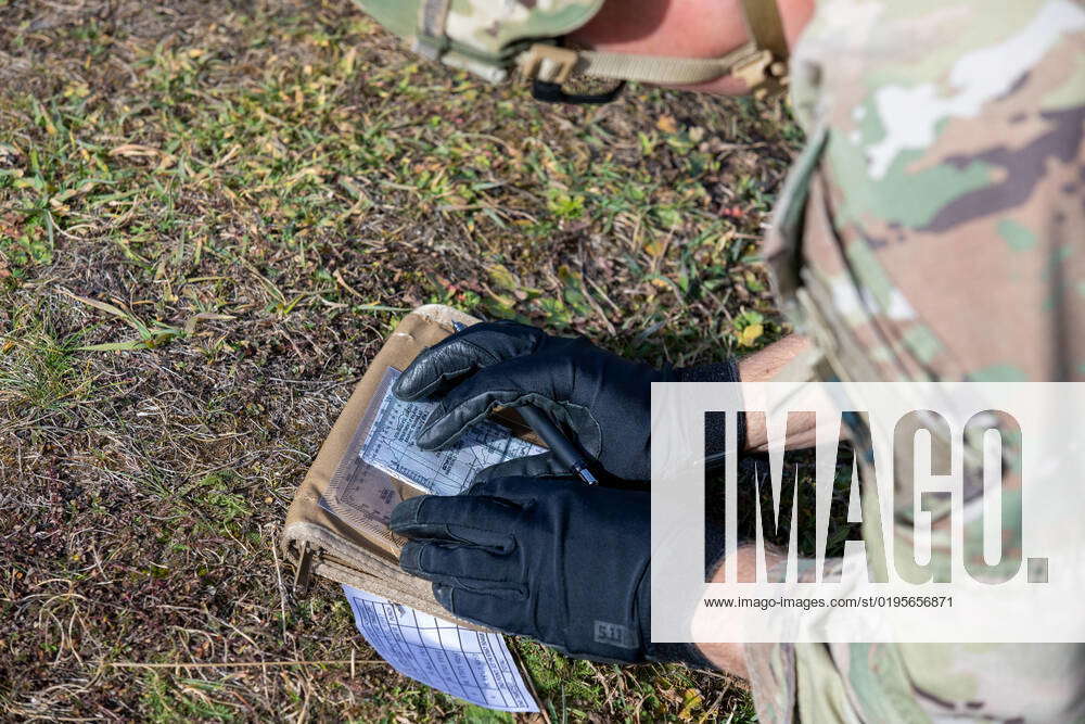 Bild Task Force 1st Lt. Liam McNeil, assigned to U.S. Army Southern European Task Force ...