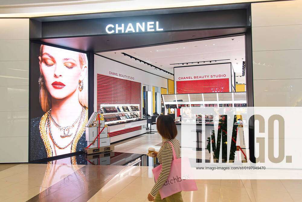 Sommerhus Størrelse Forkert December 21, 2022, Bangkok, Thailand: A woman walks past a Chanel store at  Siam Paragon shopping