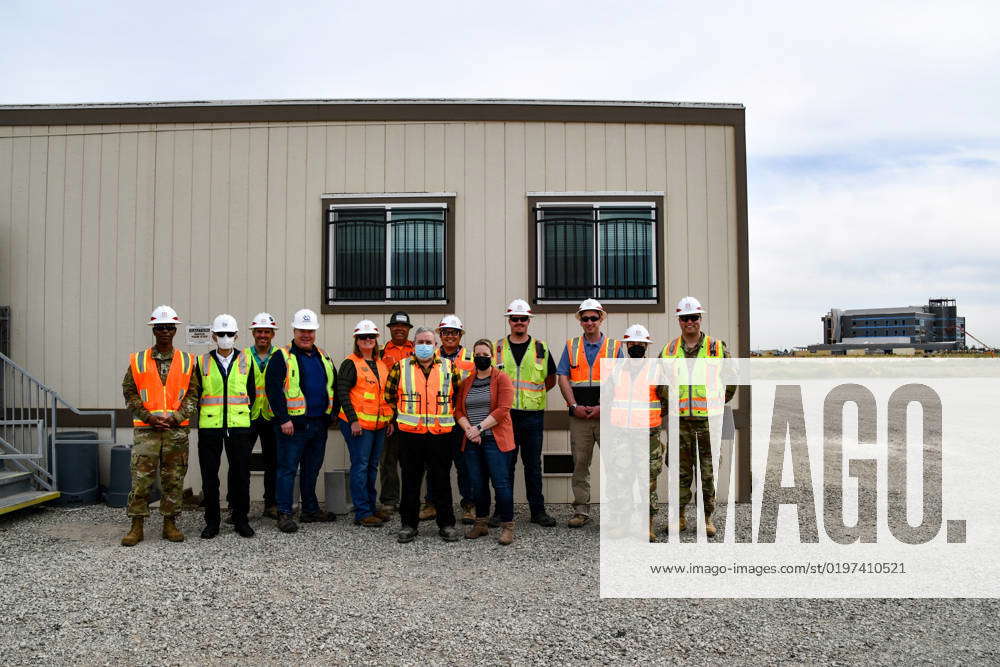 Employees and service members with the U.S. Army Corps of Engineers ...