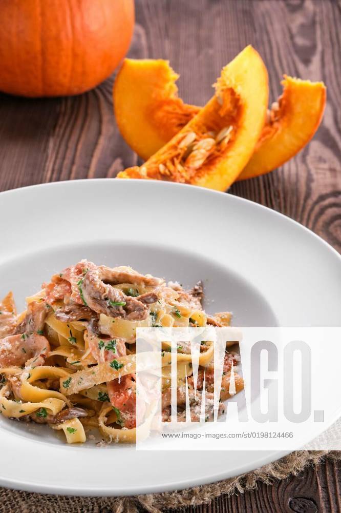 Pasta with chicken, oyster mushrooms and sundried pumpkin, Pasta with