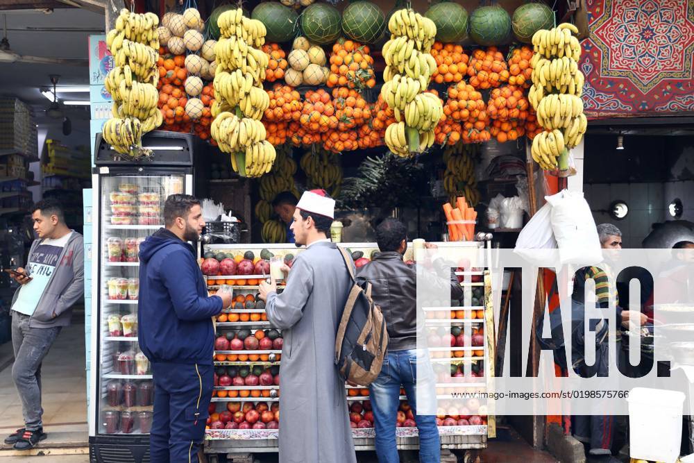 (230111) CAIRO, Jan. 11, 2023 People buy drinks at a juice store