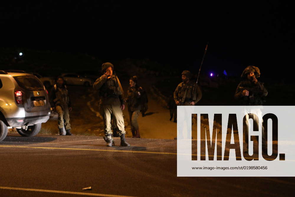 israeli-security-forces-gather-at-the-scene-of-an-attempted-stabbing