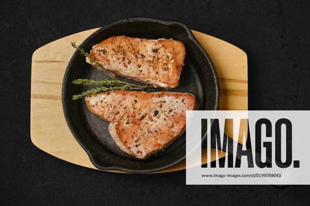 Overhead view of roasted tuna steak in frying pan, Top view of roasted