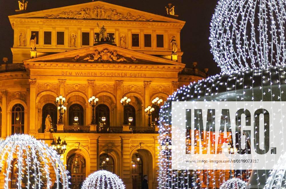 the-landmark-alte-oper-in-frankfurt-am-main-in-evening-lighting-and-the