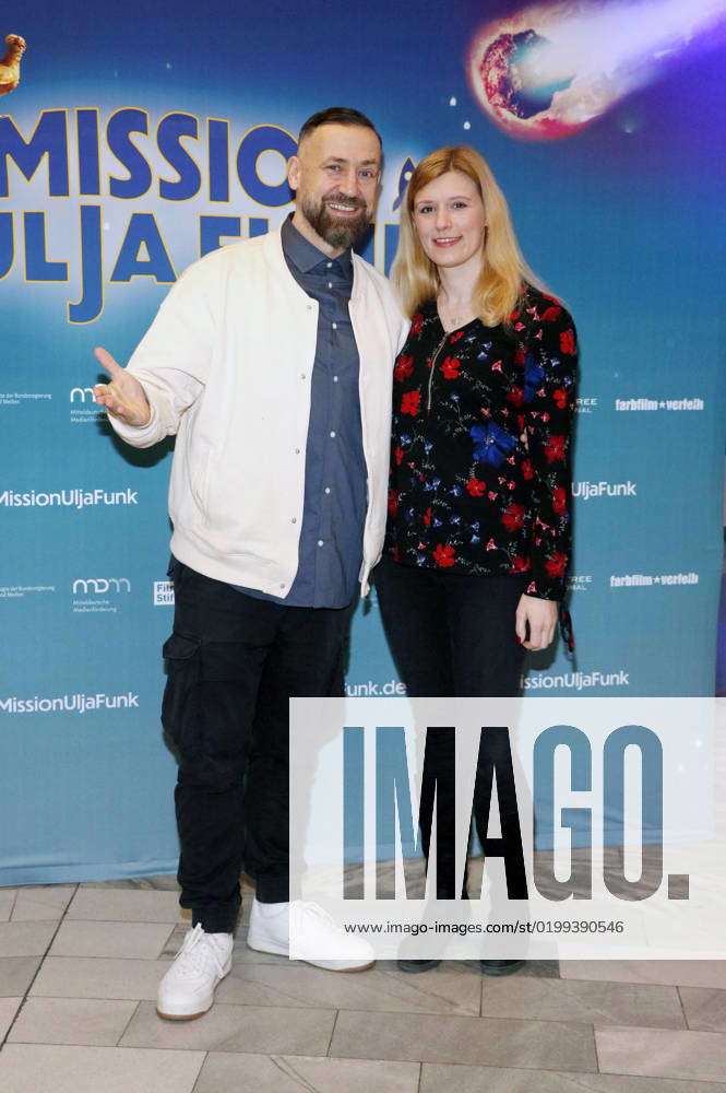 Bürger Lars Dietrich mit Freundin Hannah Baus bei der Premiere des