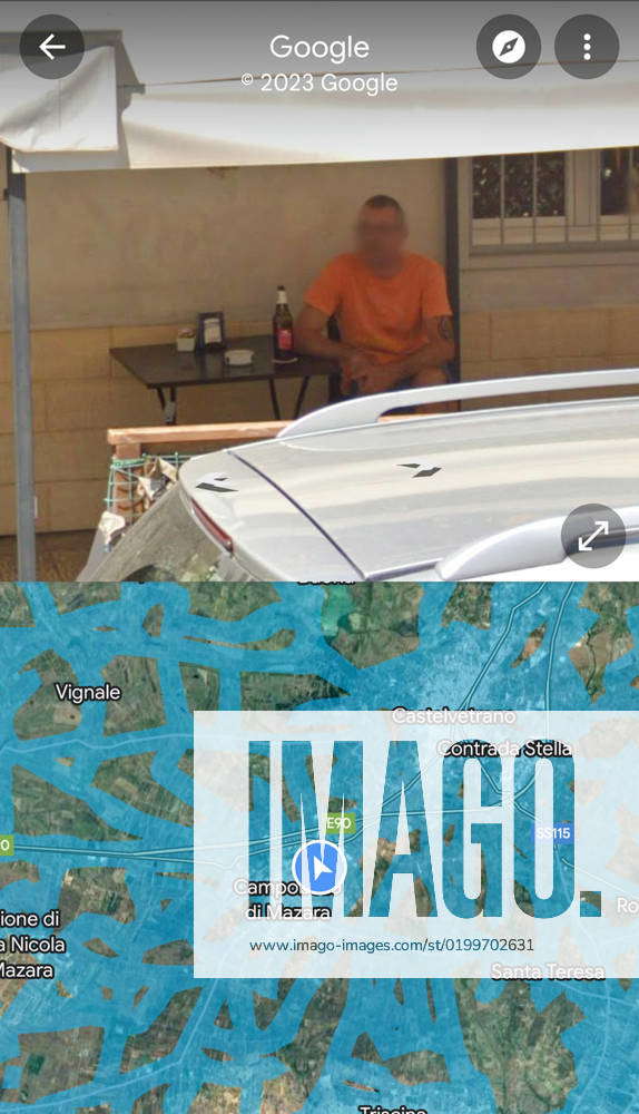 Ein Mann sitzt in einen Bar in Campobello di Mazara. Vicolo San Vito ( Ex Via CB31 ) . Der Ort, an Ein Mann sitzt in einen Bar in Campobello di Mazara. Vicolo San Vito ( Ex Via CB31 ) . Der Ort, an