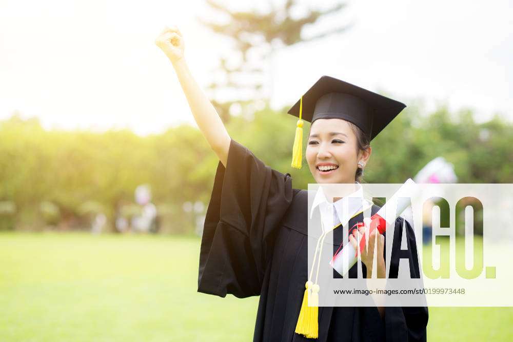 Child Matte Red Graduation Cap & Gown - Preschool & Kindergarten –  Graduation Attire