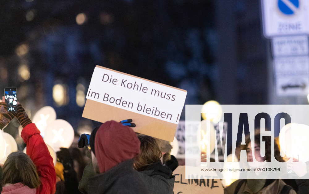 Fridays For Future Kundgebung vor Wirtschaftsministerium in Düsseldorf ...