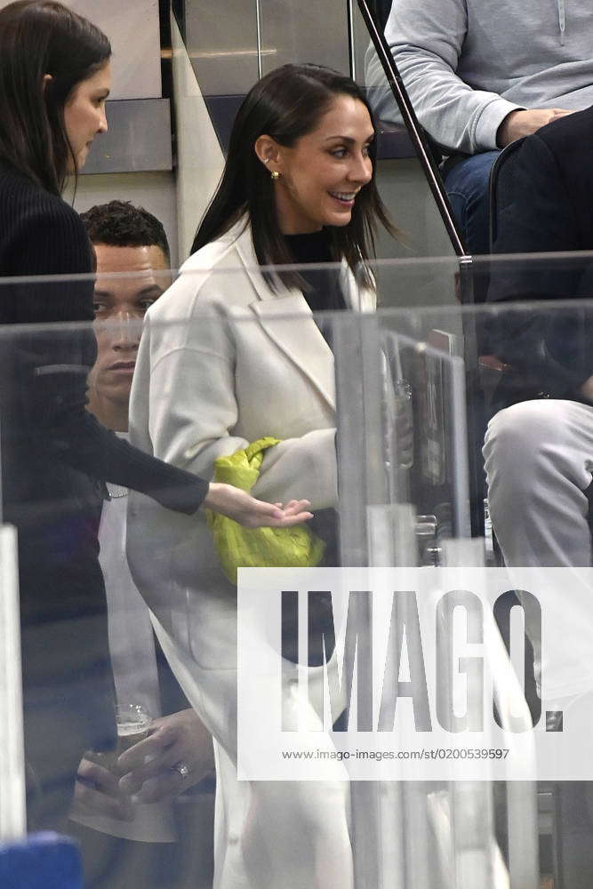 The NY Yankee's great Aaron Judge & wife Samantha Bracksieck cheering on  the New York Rangers 🏙