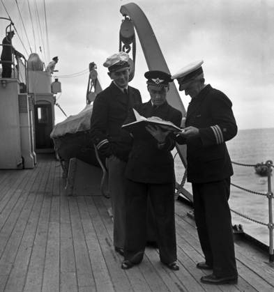 Flugsicherungsschiff Bernhard von Tschirschky Besatzung an Bord des ...