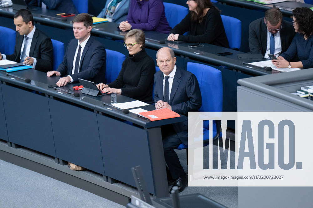 Plenum Im Bundestag, Bundeskanzler Olaf Scholz Auf Der Regierungsbank ...