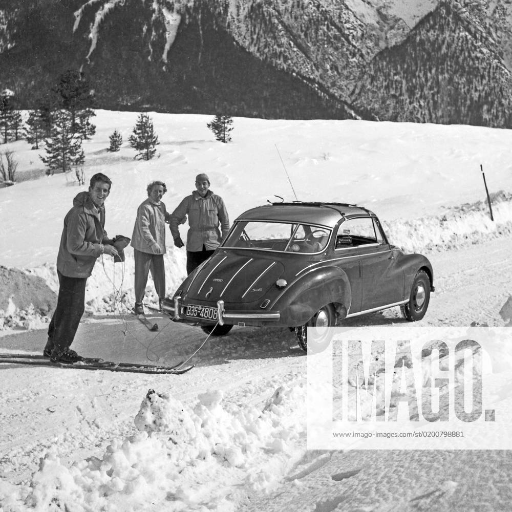 Winterurlaub Mit dem DKW 1000 auf verschneiten Straßen in der