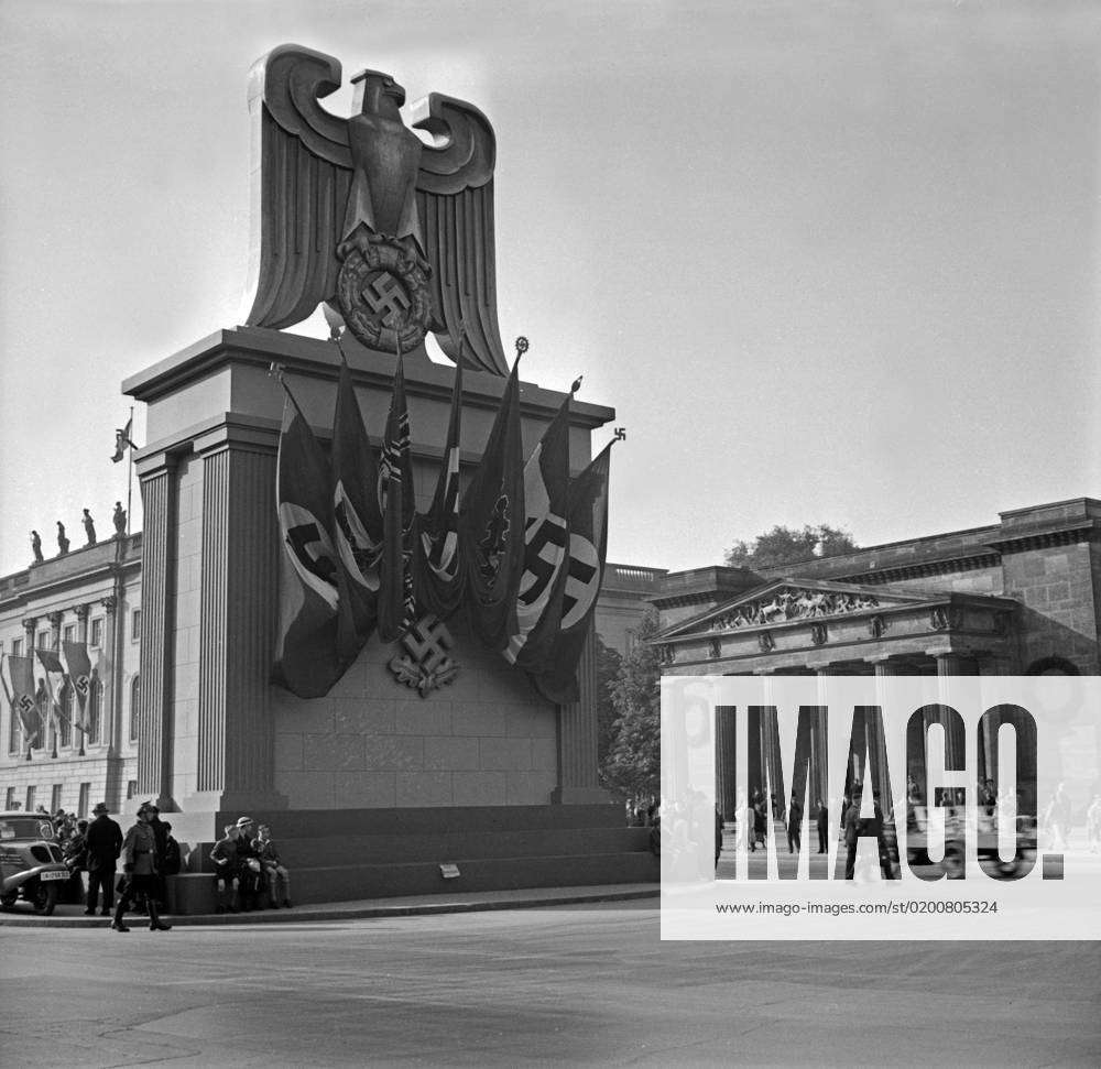 Augsburg Reichsadler mit Hoheitszeichen als Denkmal auf einem Platz in ...