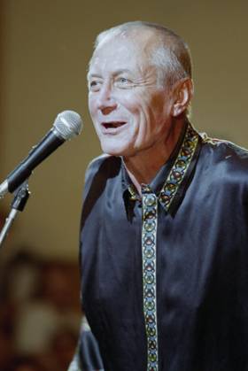 Moscow, Russia. Russian poet Yevgeny Yevtushenko performs at the ...