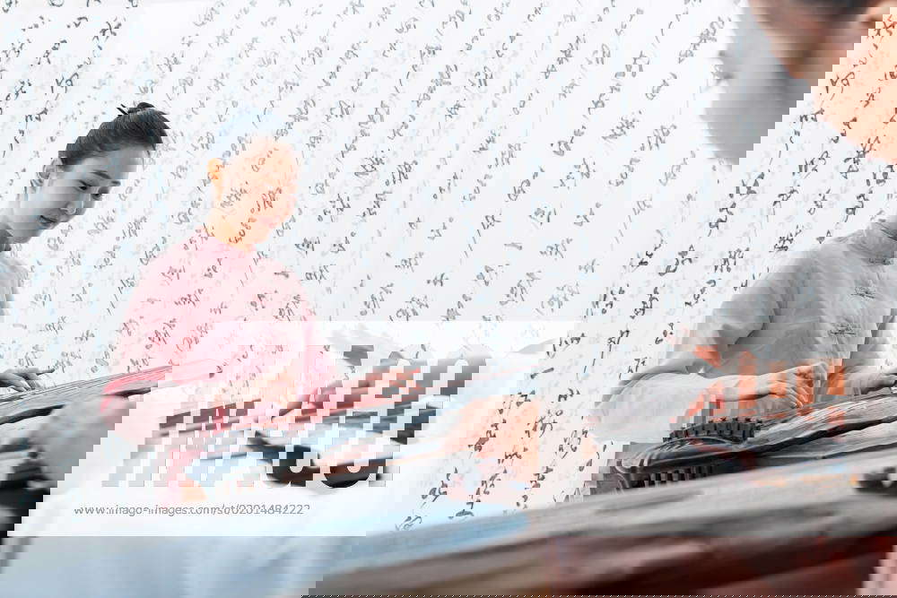 The youth teacher taught the pupils learn guzheng China, 29 12 2020