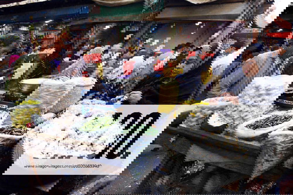 (230202) KARACHI, Feb. 2, 2023 People shop at a market in