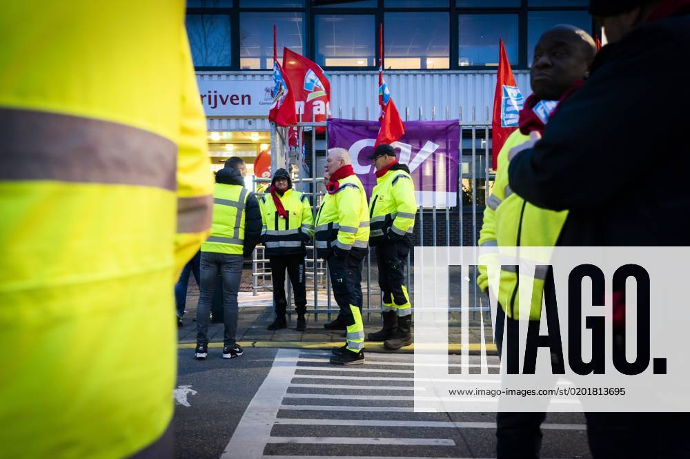 UTRECHT Employees of the city cleaning in the municipality of Utrecht