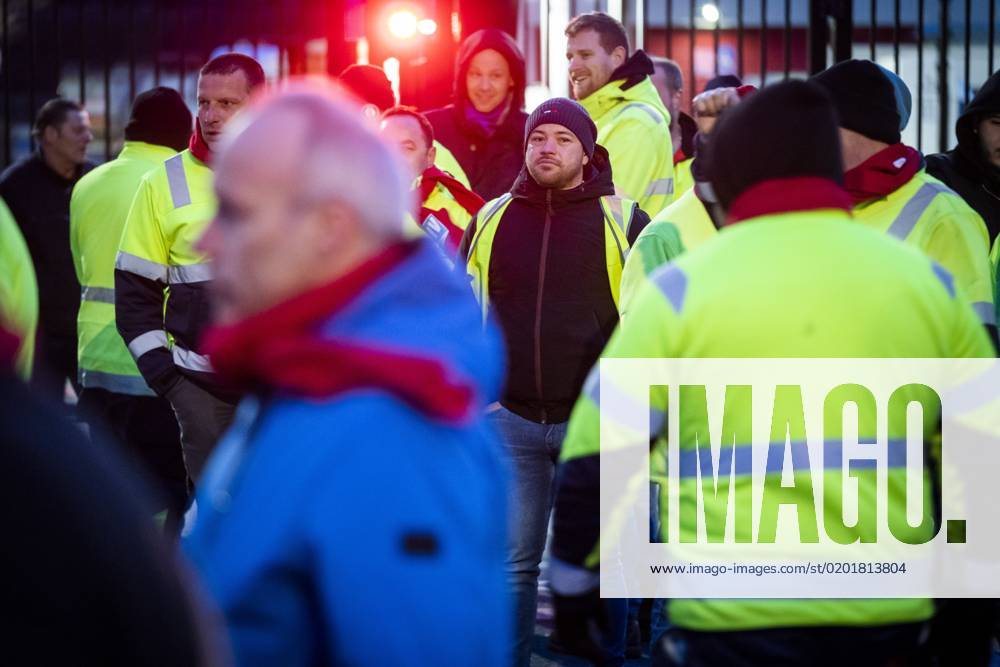 UTRECHT Employees of the city cleaning in the municipality of Utrecht