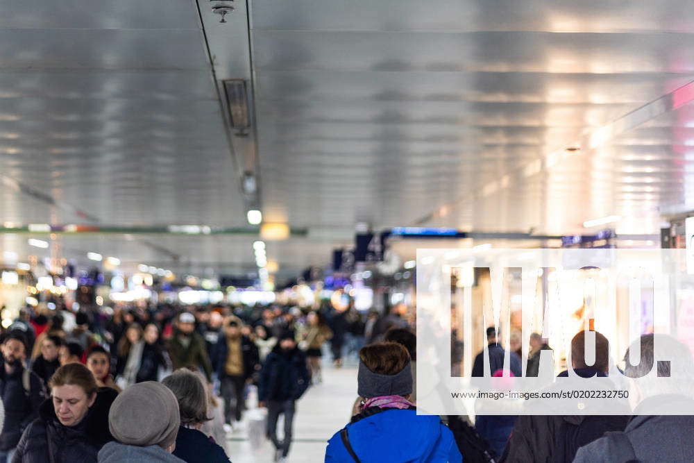 Bundesweites 49-Euro-Ticket Soll Kommen Symbolbild: Menschenmengen Im ...