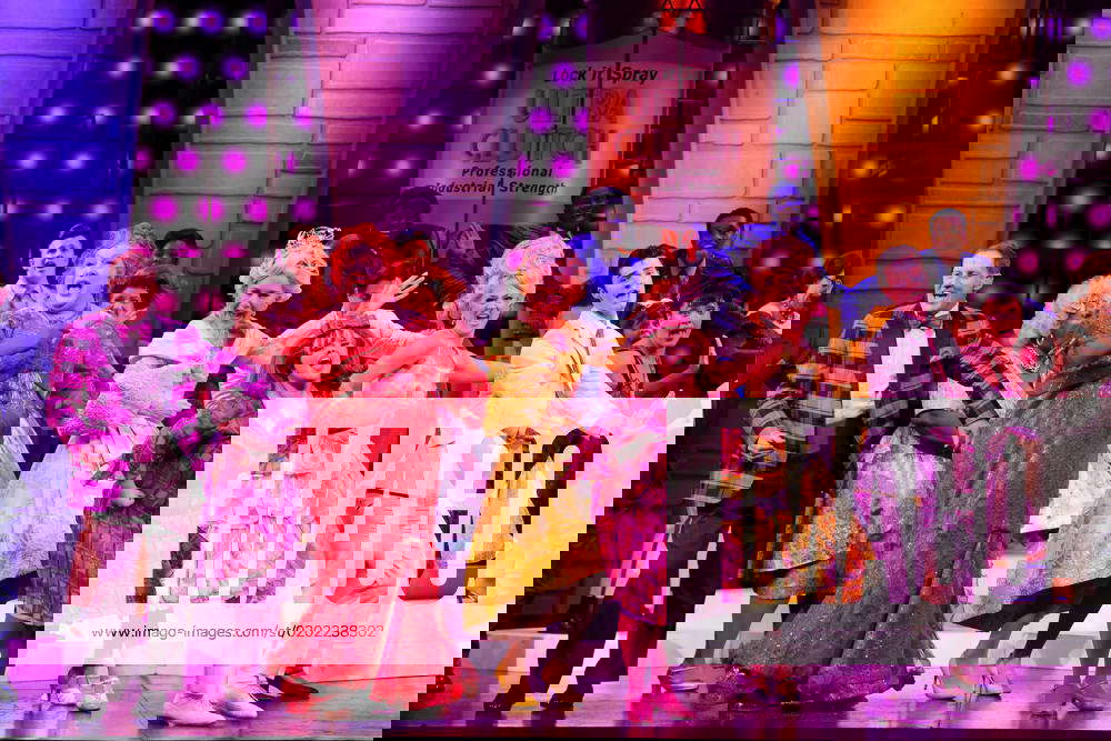 HAIRSPRAY MEDIA PREVIEW, Cast members perform during a media preview of