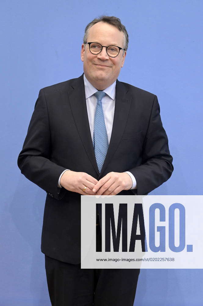 gregor-th-sing-at-the-federal-press-conference-on-the-presentation-of