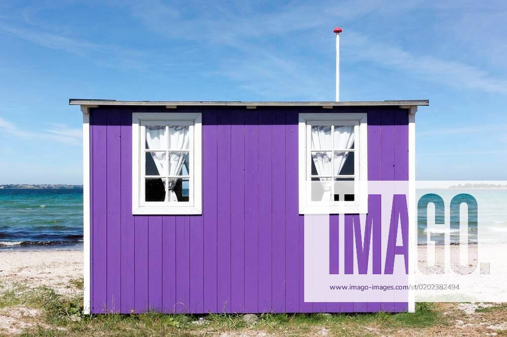 colored-beach-hut-in-aeroskobing-aero-island-denmark