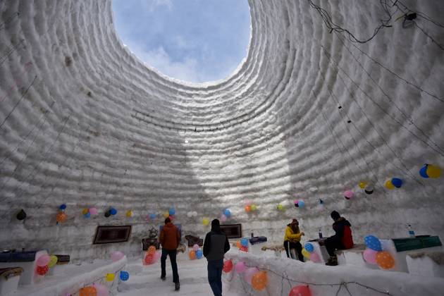 India: World s Largest Igloo Cafe in Kashmir Foreign Tourists from ...