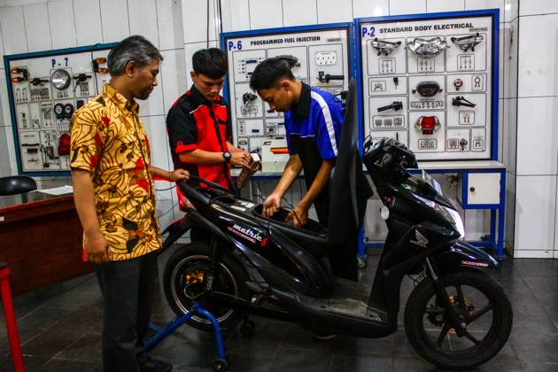 February 7, 2024, Bandung, West Java, Indonesia: Students gather to ...