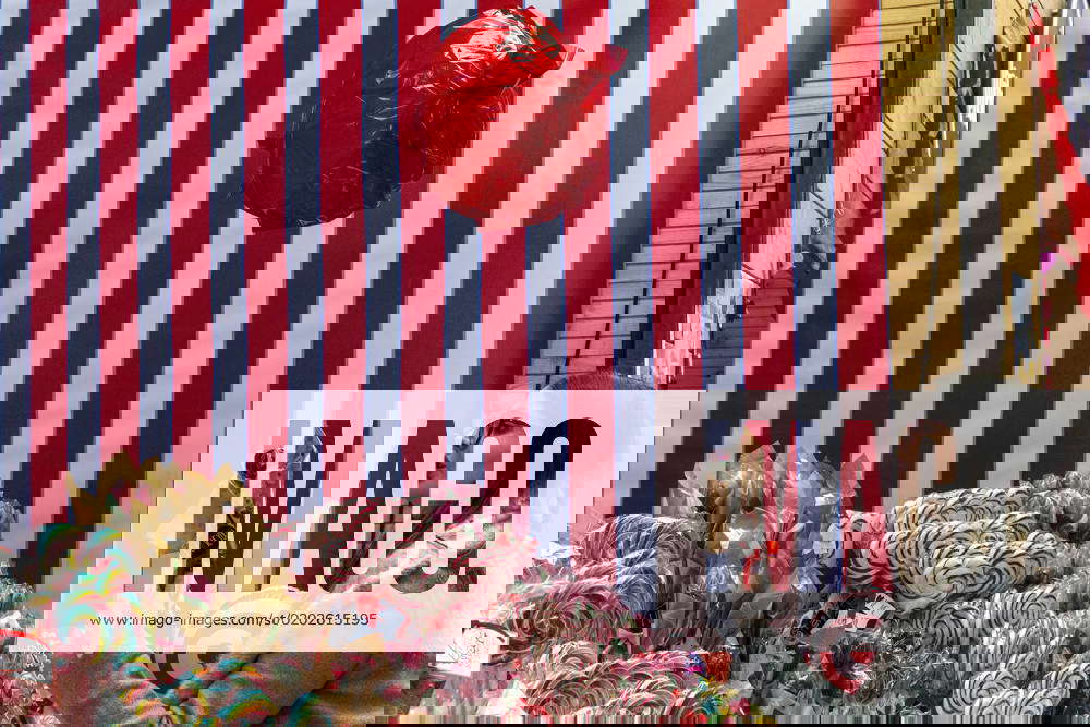 (230212) ATHENS, Feb. 12, 2023 A visitor shops at a stand of the