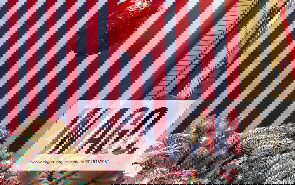 (230212) ATHENS, Feb. 12, 2023 A visitor shops at a stand of the