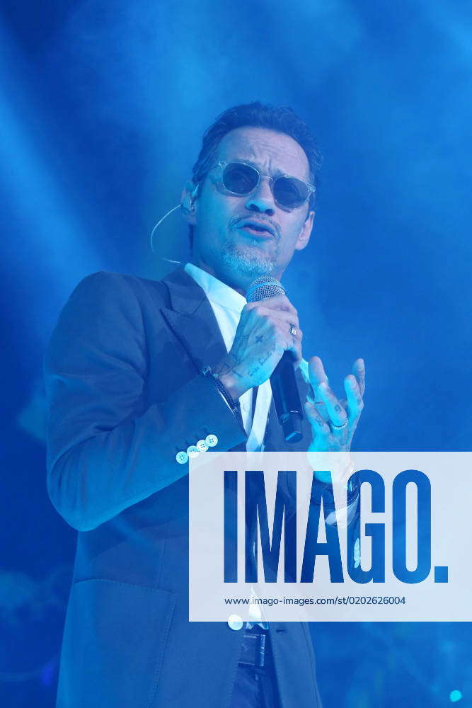 Marc Anthony performs during the Marc Anthony Viviendo Tour at