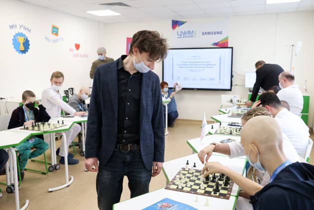 RUSSIA, MOSCOW - FEBRUARY 15, 2023: Russian chess grandmaster Daniil Dubov  (C) is seen during a