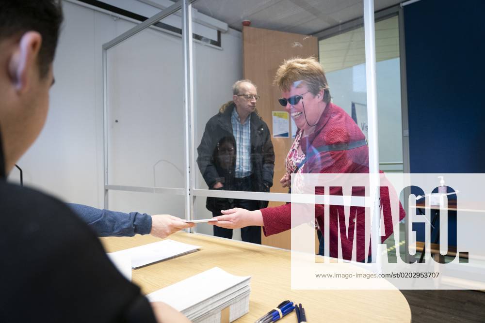 THE HAGUE A Visually Impaired Person During A Practice Voting Day For   M 