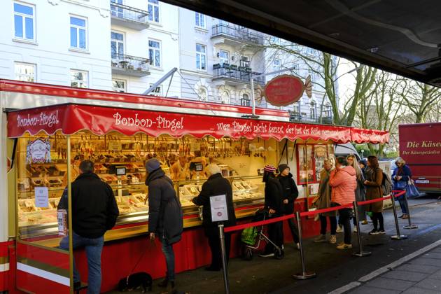 14 02 2023, Hamburg, Germany Passers-by at the Hamburg Isemarkt in the ...