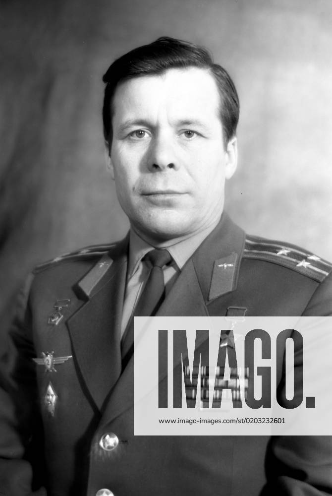 Cosmonaut Yevgeny Khrunov 623185 01.10.1974 The USSR pilot-cosmonaut ...