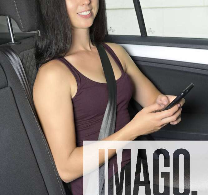 Frau Im Auto Angeschnallt Junge Frau Mit Smartphone Sitzt Angeschnallt Auf Dem Rücksitz Eines Auto