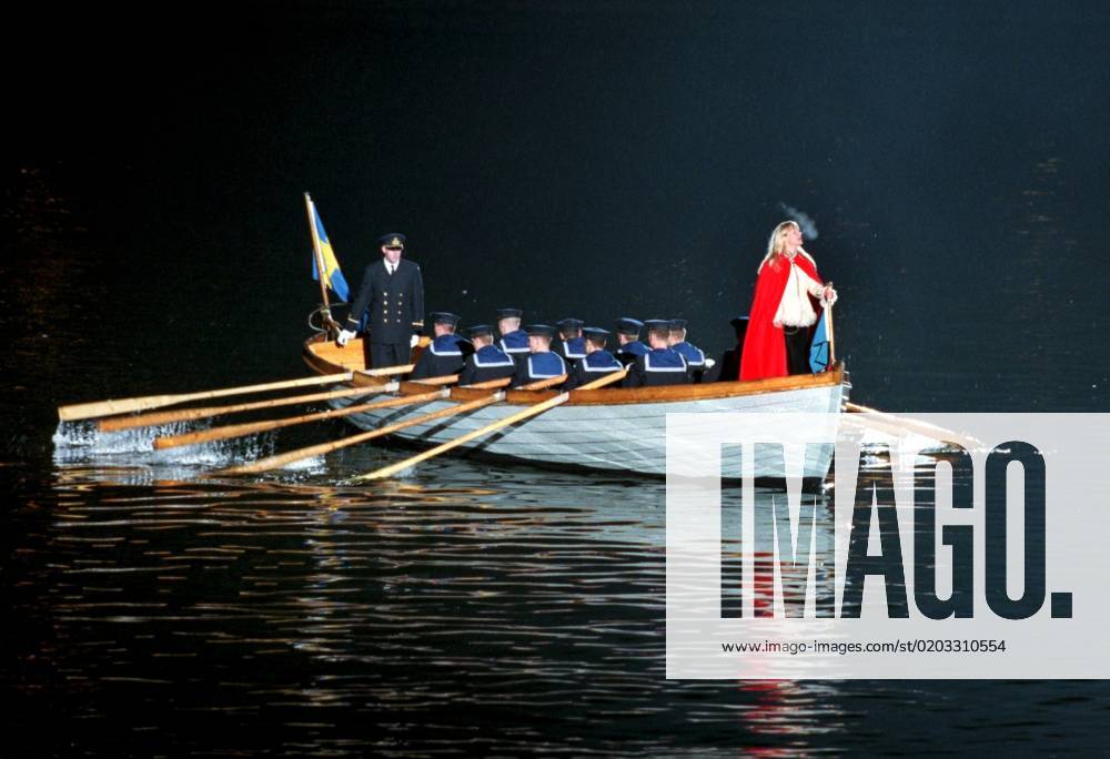 SCANPIX SWEDEN, 1998 01 17 Rowing boat with sailors Stockholm as ...