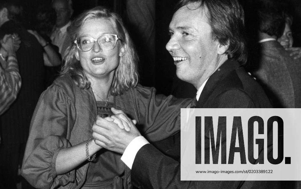 STOCKHOLM 19870922 Anna Lindh, SSU President, dances with Minister of ...