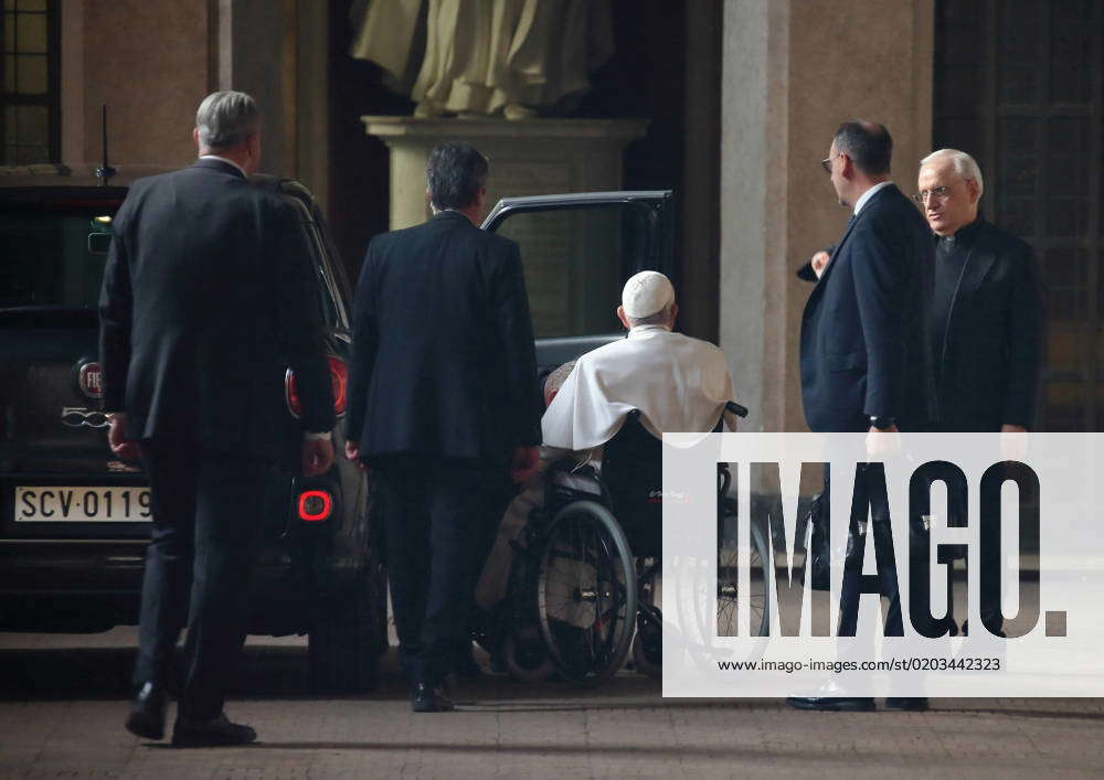 Pope Francis arrives in the Basilica of Santa Sabina for the Holy Mass ...