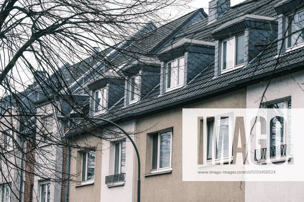 Dusseldorf 23 02 2023 housing apartments real estate rent rent prices old building windows