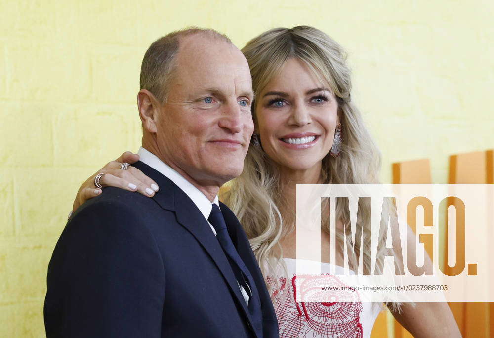 Woody Harrelson and Kaitlin Olson arrive on the red carpet for the