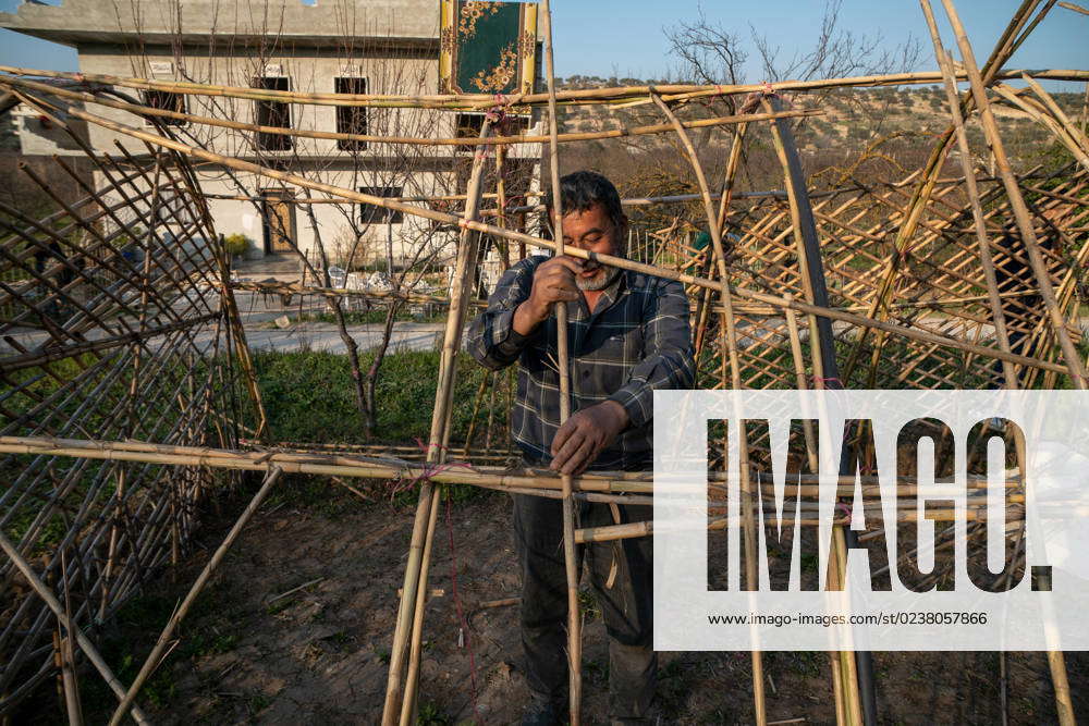 Syria, Idlib, fleeing homes after the earthquake. A man builds a tent ...