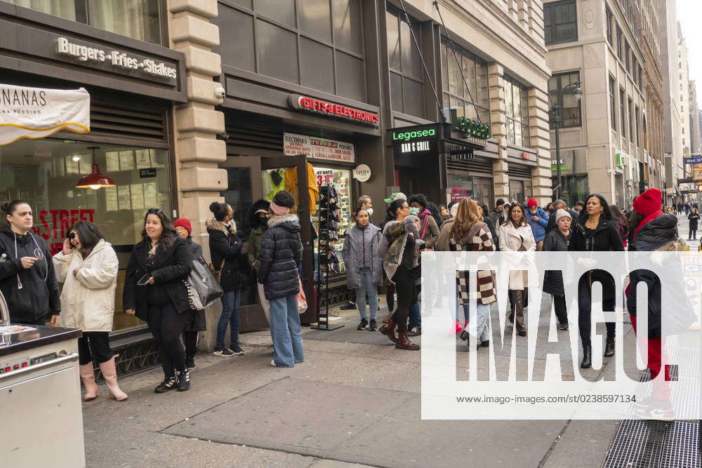 7th St Burgers in New York Customers queue for a free burger promotion ...