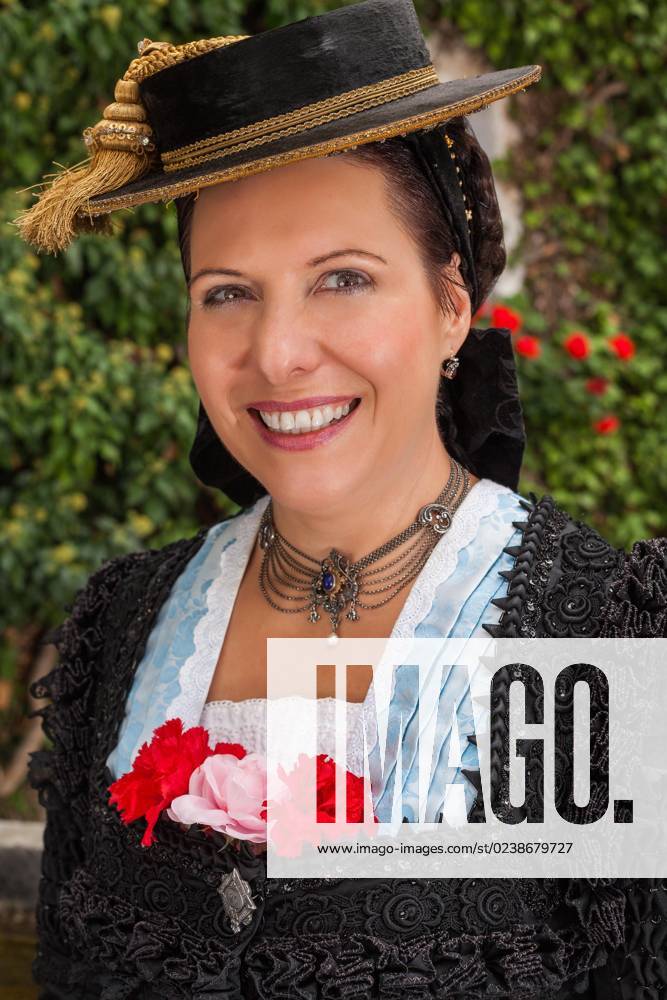 Schöne junge Frau im bayerischen Tracht trägt ein traditionelles Dirndl ...